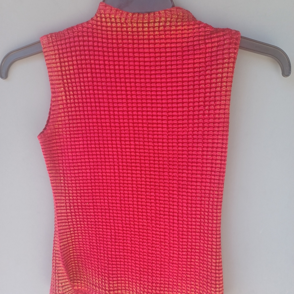 Kisca by Komarov red and gold metallic sleeveless top size L.